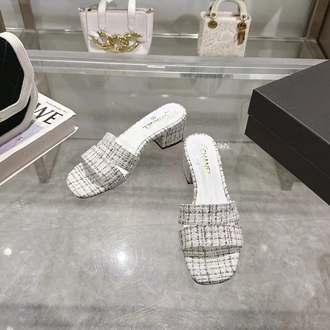 👟👟Ex-factory price 520👟👟 𝐂𝐇𝐀𝐍𝐄𝐋★Xiaoxiang New Spring and Summer Products Counter new sandals, electric embroidered Lingge’s classic elements that will never fade away 💋Showing a unique style, too beautiful to say, a must-have in summer... Upper: imported sheepskin/knitted fabric Lining: mixed sheepskin Heel height: 5cm Outsole: Italian leather outsole Shoe size: 35-39 (customized items of 40, 41 and 42 are not returnable or exchangeable)